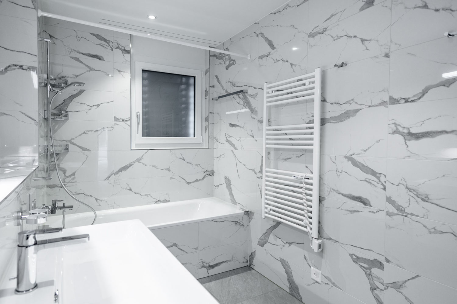 Modernes Badezimmer mit Marmorfliesen