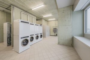 Beiger Keramik Bodenbelag im Waschsalon