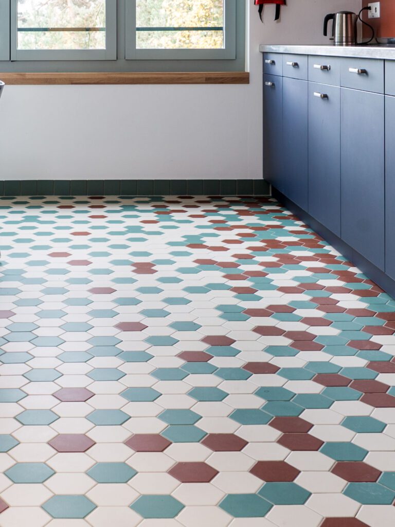 Bodenbelag Hexagon - Sechseck Fliesen, in Farben grün, beige, rot Küche KJPK Basel