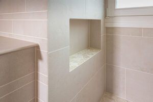 Detail Nische in Dusche in Keramik