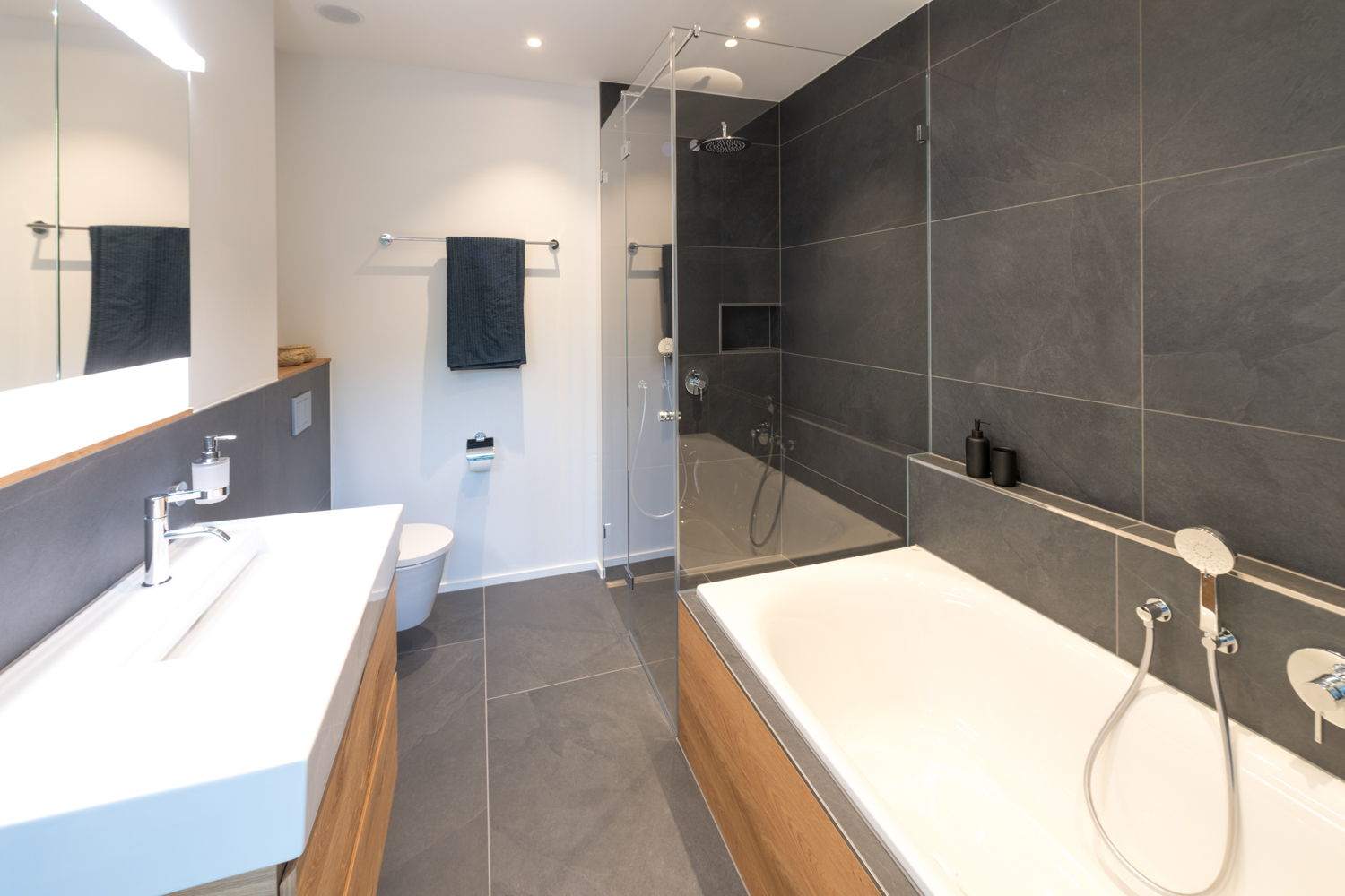 Feinsteinzeig grau Wand- und Bodenbeläge, Badezimmer Lindengarten Arlesheim
