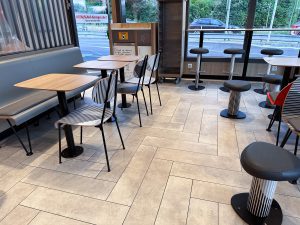 Plattenboden McDonald’s Münchenstein Sitzplätze